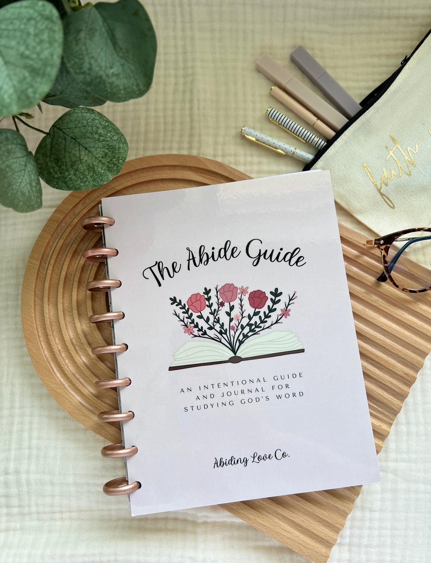 The Abide Guide: una guía intencional + diario para estudiar la Palabra de Dios