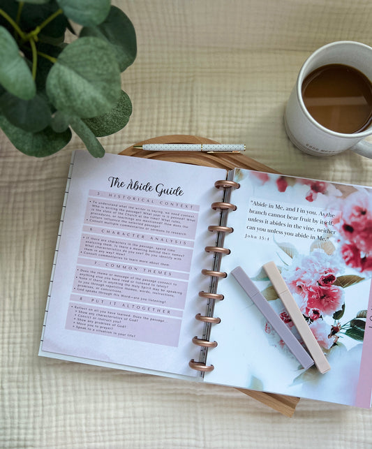 The Abide Guide: una guía intencional + diario para estudiar la Palabra de Dios